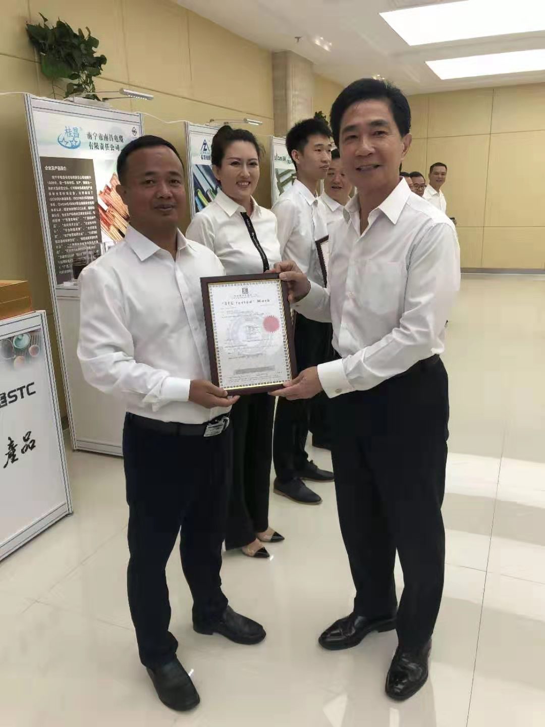 STC检验检测认证中心冯立忠先生授牌.jpg